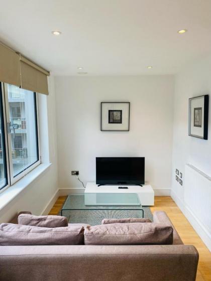 Studio Apartment Canary Wharf London - image 8