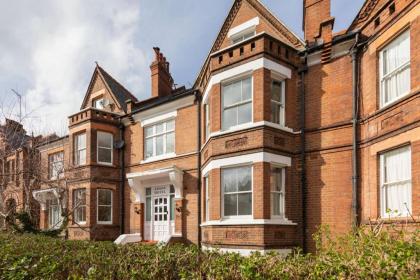 Victorian Windowless Beauty with Private Bath Near Tube Station - image 12