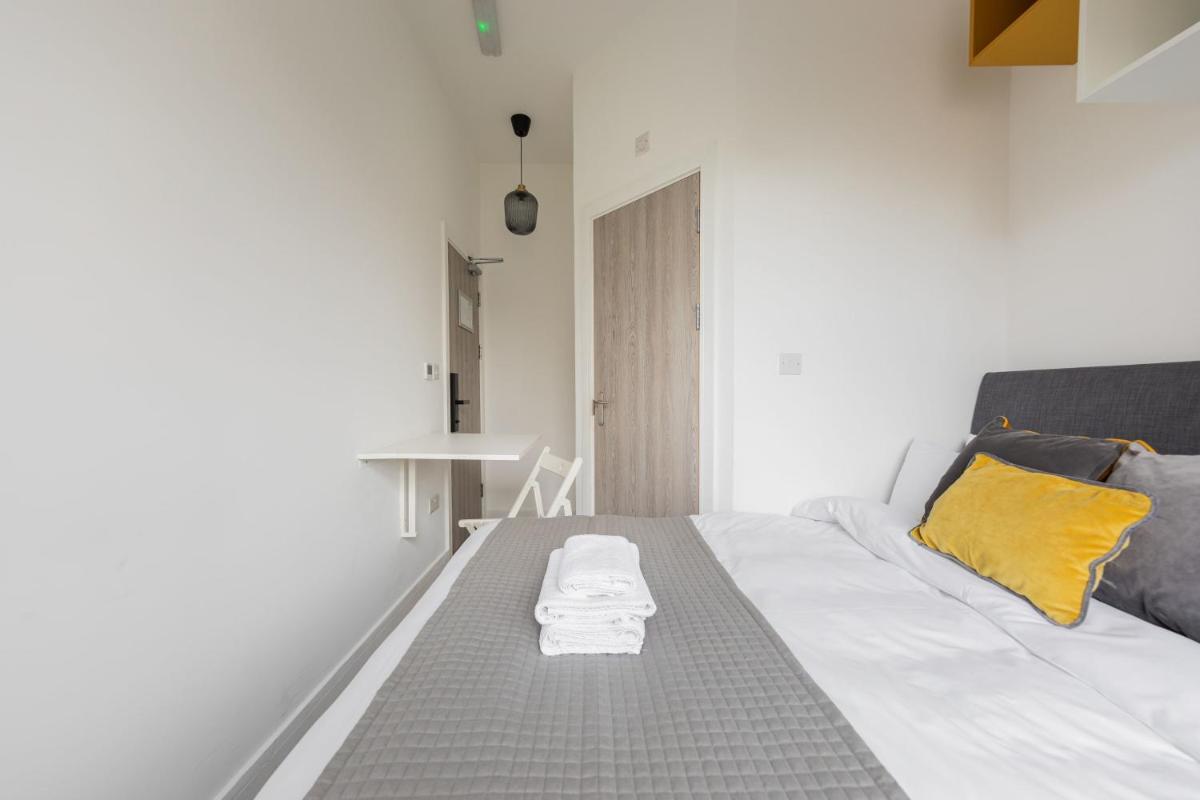 Cozy Ensuite Bedroom for Two near Tufnell Park - image 5