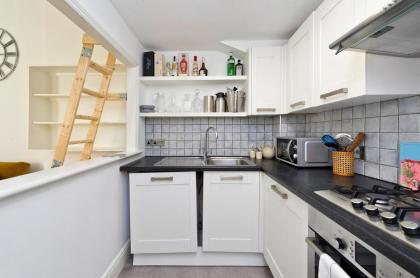 Bright one bedroom apartment with balcony in Maida Vale by UnderTheDoormat - image 11