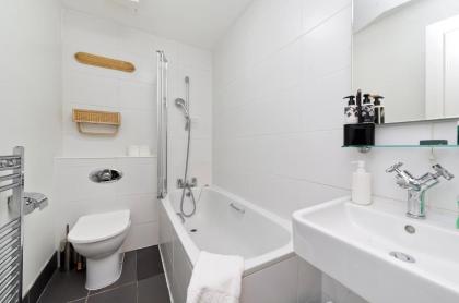 Bright one bedroom apartment with balcony in Maida Vale by UnderTheDoormat - image 14