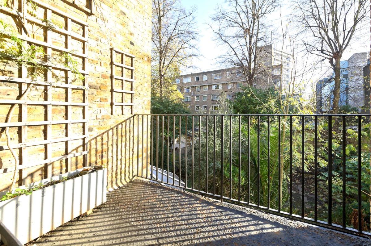 Bright one bedroom apartment with balcony in Maida Vale by UnderTheDoormat - image 2