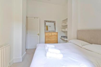 Bright one bedroom apartment with balcony in Maida Vale by UnderTheDoormat - image 8