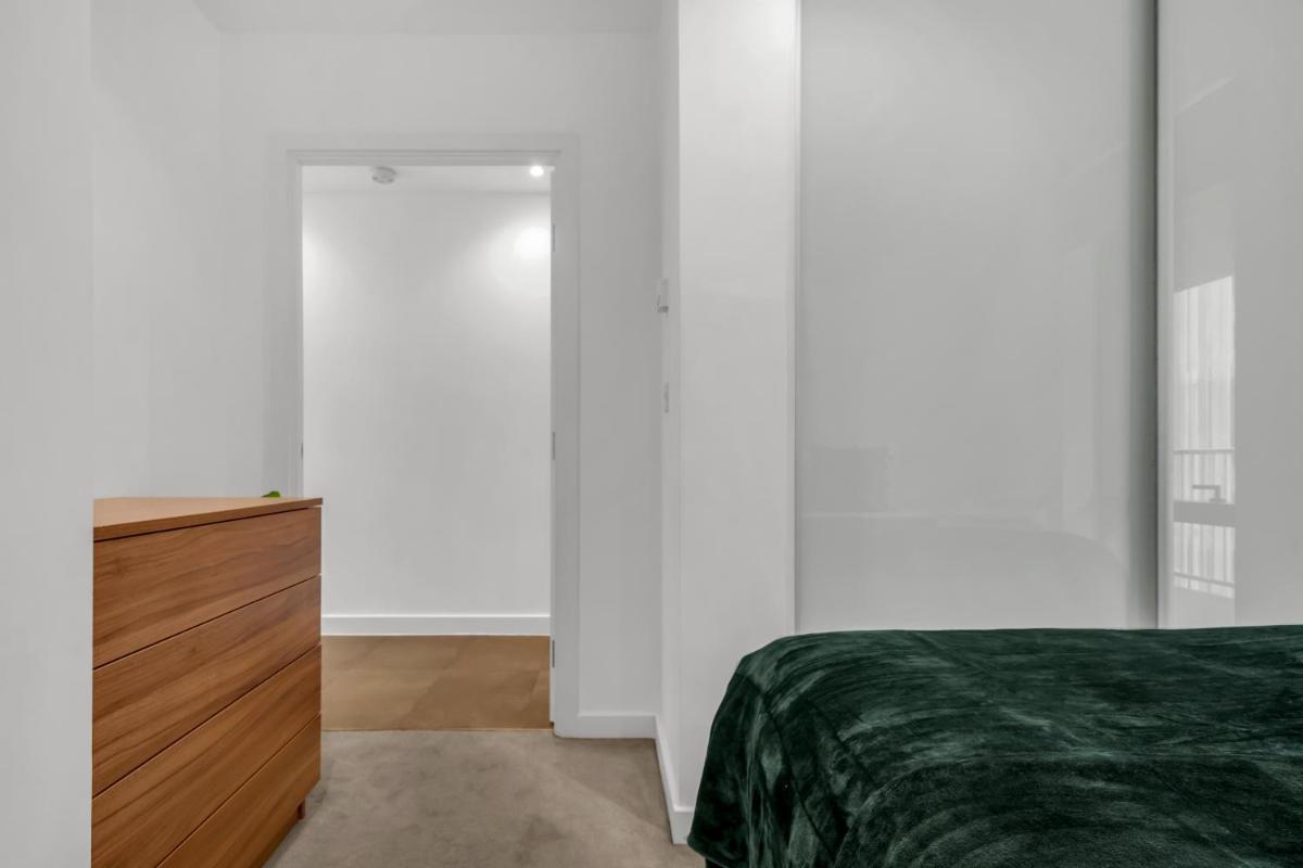 Modern One Bedroom Apartments in Old Street - image 5