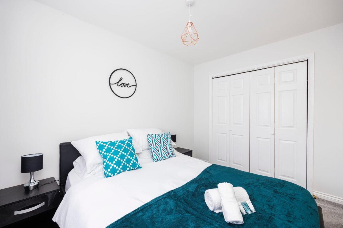 Newly refurbished charming 3-Bed House in Barking - main image