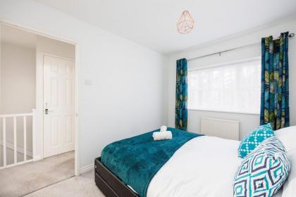 Newly refurbished charming 3-Bed House in Barking - image 13