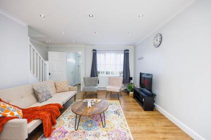 Newly refurbished charming 3-Bed House in Barking - image 15