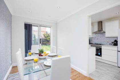 Newly refurbished charming 3-Bed House in Barking - image 17