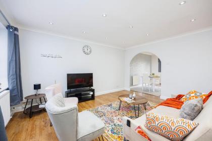 Newly refurbished charming 3-Bed House in Barking - image 19