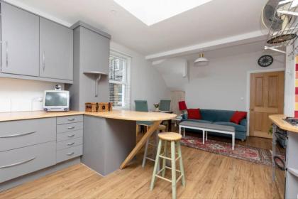 Homely 1 bedroom apartment in Fulham! - image 10