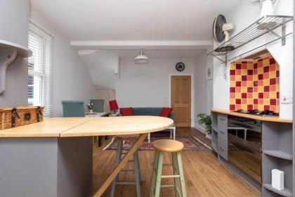 Homely 1 bedroom apartment in Fulham! - image 11