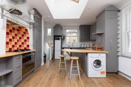 Homely 1 bedroom apartment in Fulham! - image 12