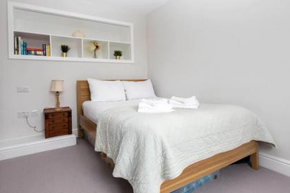 Homely 1 bedroom apartment in Fulham! - image 2