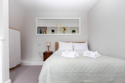 Homely 1 bedroom apartment in Fulham! - image 9