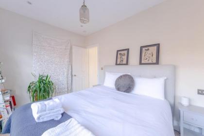 Airy & Modern 1BD flat in Maida Vale - image 12