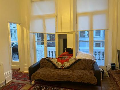 Beautiful and Cozy One Bedroom/ One Bath Central London - image 19