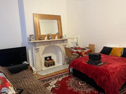 Beautiful and Cozy One Bedroom/ One Bath Central London - image 4