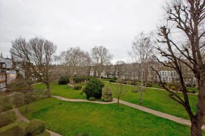 4 Bed Duplex Garden Views - image 8