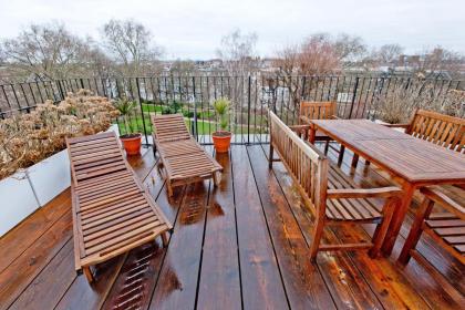 4 Bed Duplex Garden Views - image 9