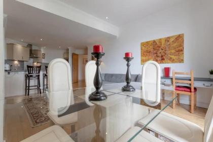 Large & Central 2BD Flat - Tower Hill - image 17