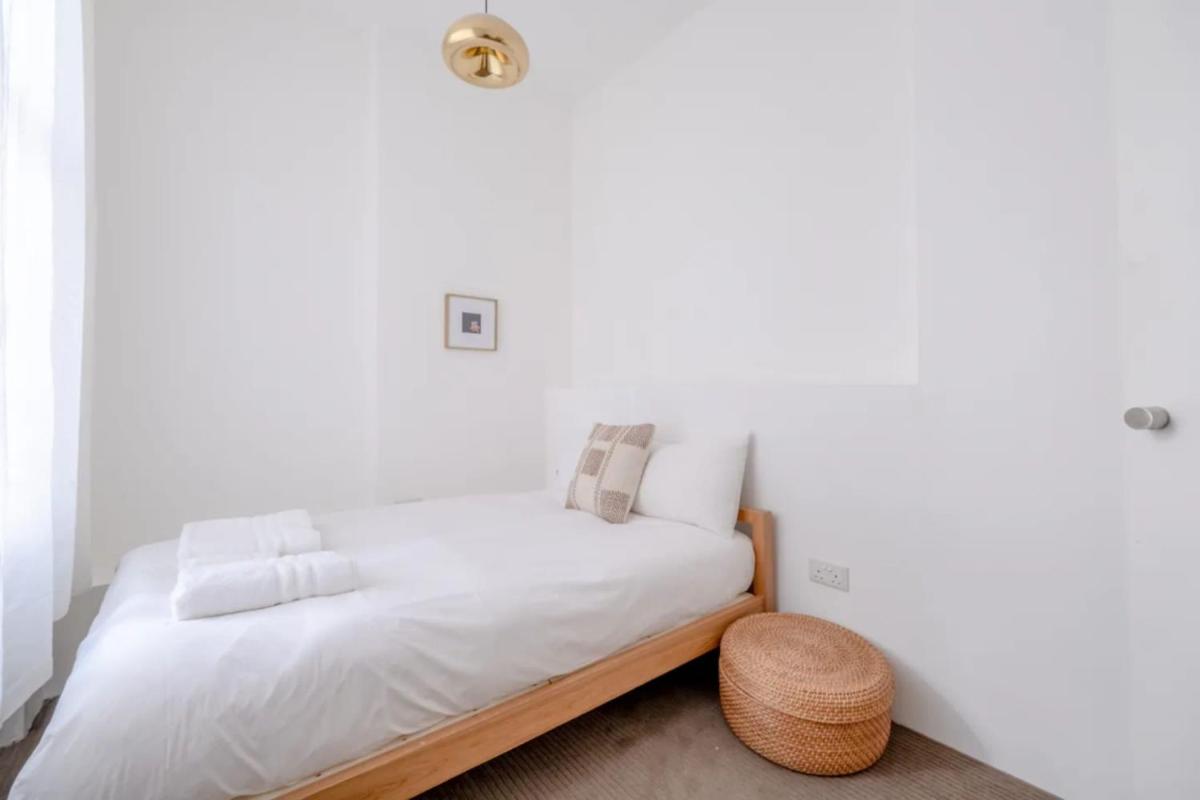 Stylish & Light Victorian 2BD Flat - Holland Park - image 3