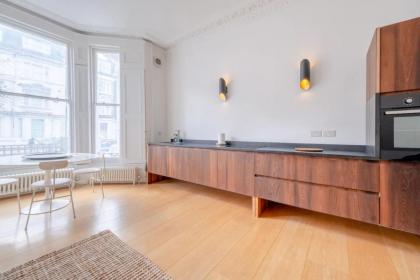 Stylish & Light Victorian 2BD Flat - Holland Park - image 4