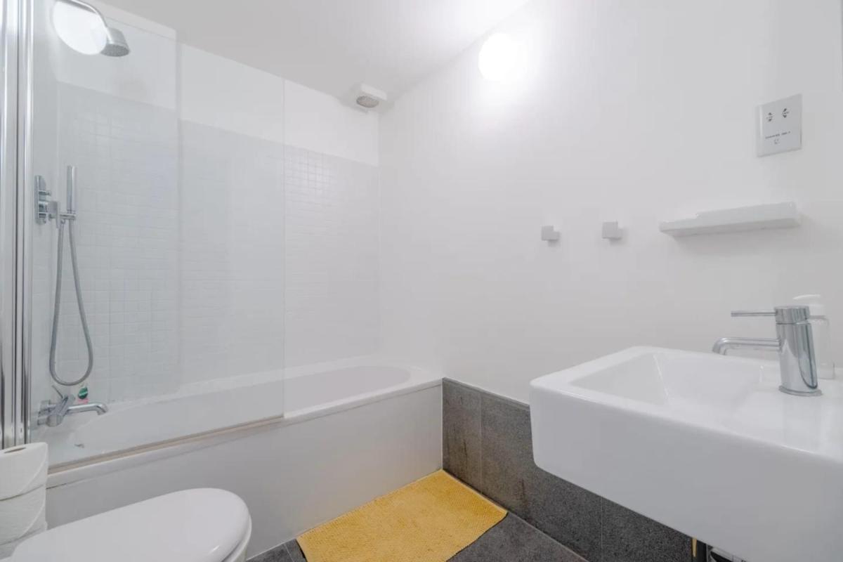 Stylish & Light Victorian 2BD Flat - Holland Park - image 5