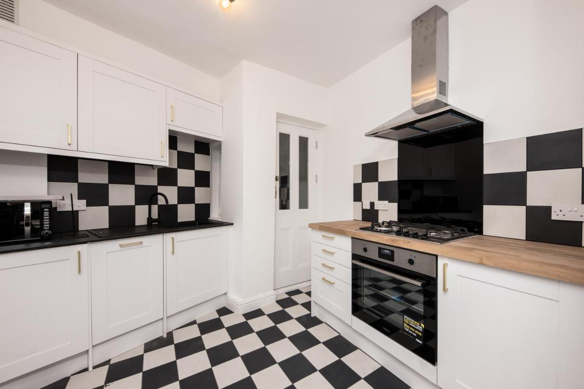 Chic 1 Bed Flat Zone 2 Hampstead Swiss Cottage - image 5