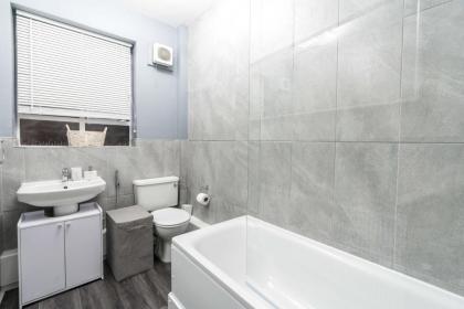 Exceptional 5 stars flat in lovely location - image 3