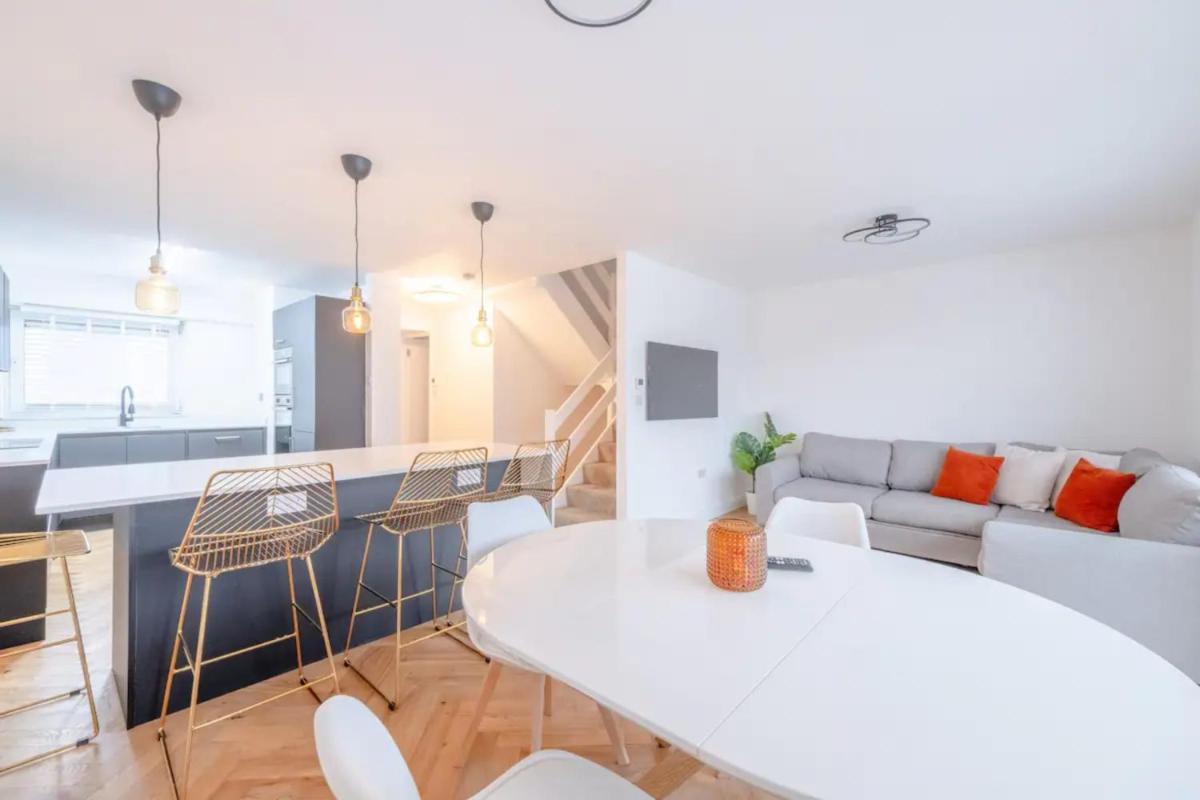 Central 3BD Flat with Balcony in Paddington - main image