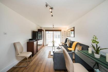 Modern 1BR Apt with fantastic views of London - image 9