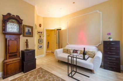 Traditional 1BR apartment in Central London - image 7