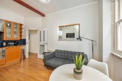 Stylish 1 BR Apt in Central London - image 2