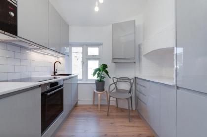 Oxford Circus Oasis: 1BR 1Bath and Loads of Sass - image 10