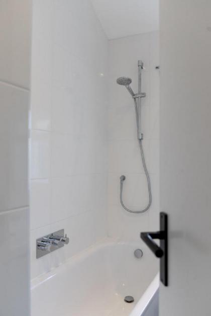 Oxford Circus Oasis: 1BR 1Bath and Loads of Sass - image 12