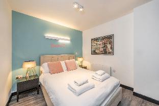 Check out our Peep Show a sassy 2 BR apt in Soho - image 2