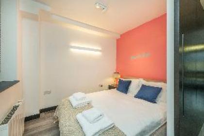 Check out our Peep Show a sassy 2 BR apt in Soho - image 5