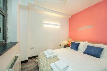 Check out our Peep Show a sassy 2 BR apt in Soho - image 7