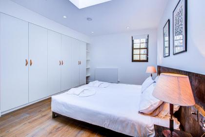 Beautiful 3-Bedroom House Just Minutes from Queen's Park Tube - image 10