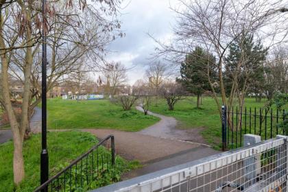 Regent's Canal View Apartment - image 13