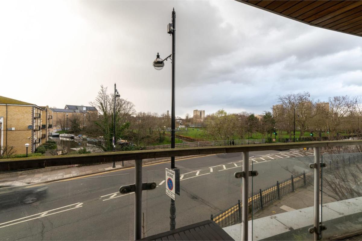 Regent's Canal View Apartment - image 6