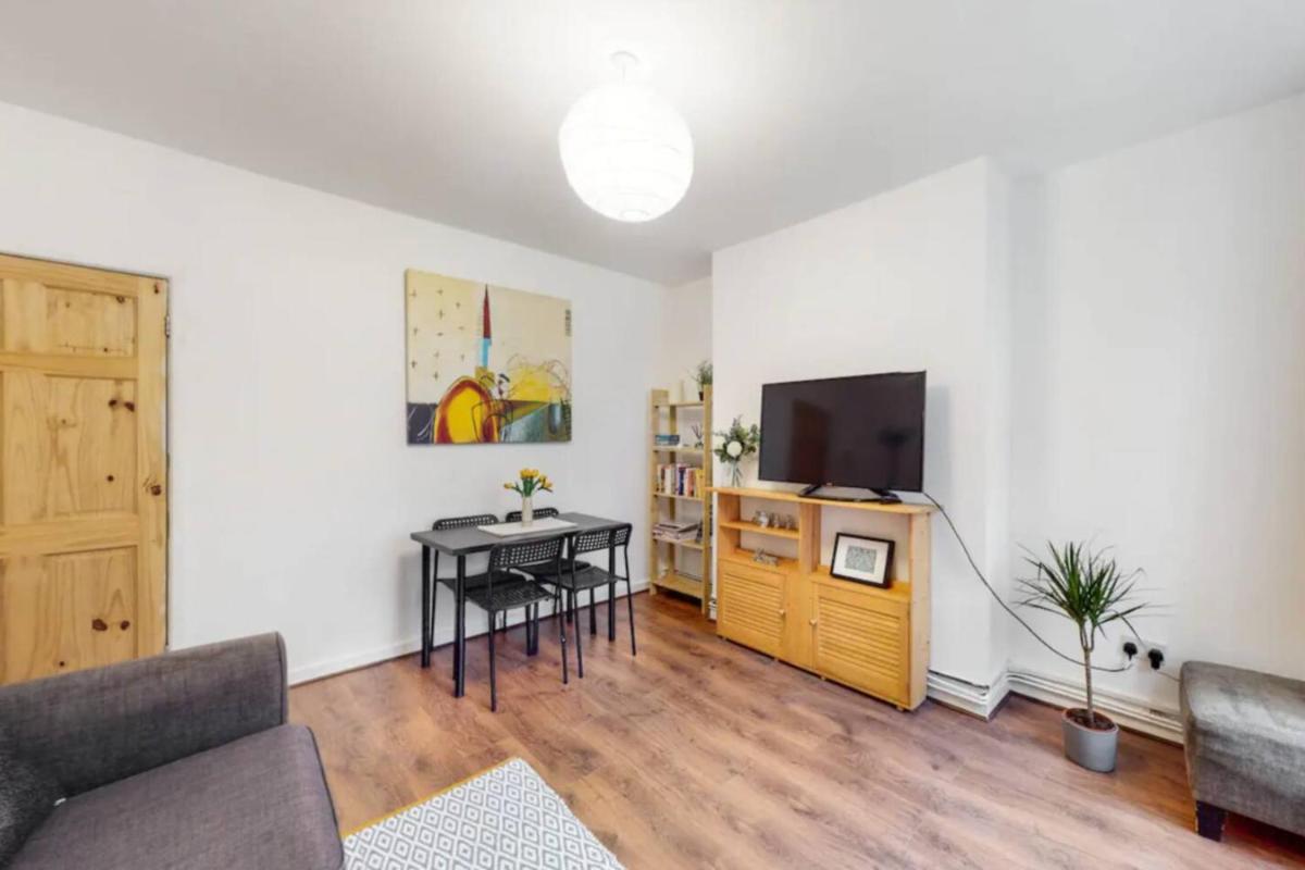 Central & Cosy 2BD Flat near Canary Wharf - main image