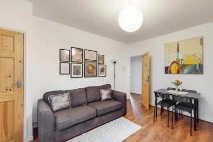 Central & Cosy 2BD Flat near Canary Wharf - image 2