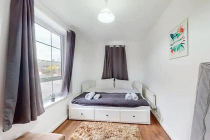 Central & Cosy 2BD Flat near Canary Wharf - image 3