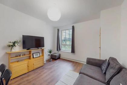 Central & Cosy 2BD Flat near Canary Wharf - image 4