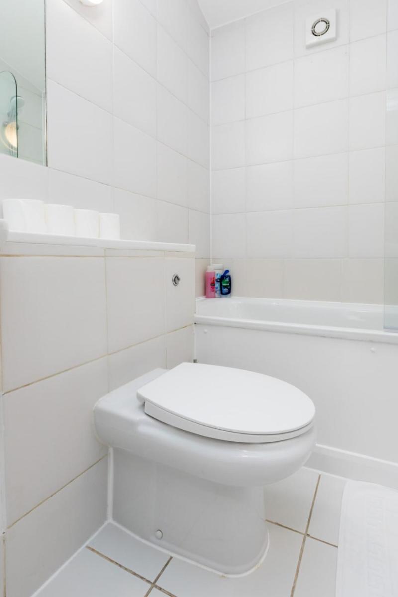 Spaciously renovated 2BD Flat - Camden - image 6