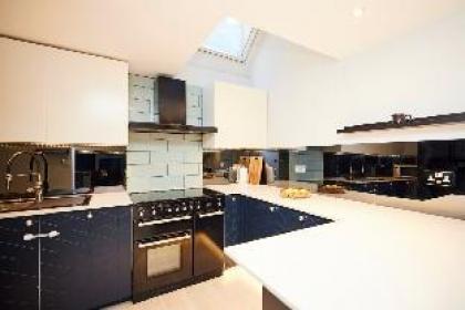 The Fulham Terraced - Stunning 3BDR House - image 9