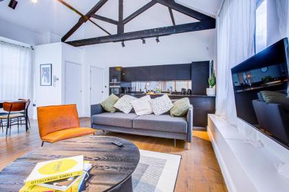 Stunning Penthouse Apartment Close to Queen's Park - image 10