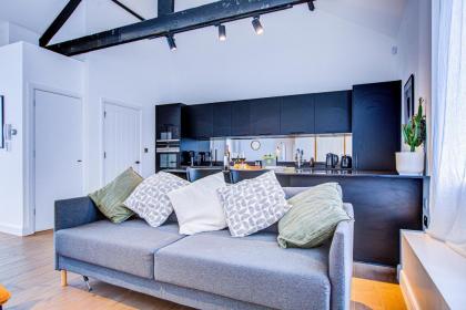 Stunning Penthouse Apartment Close to Queen's Park - image 14