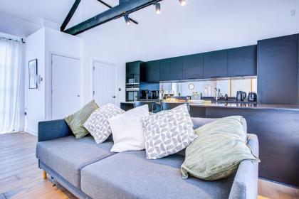 Stunning Penthouse Apartment Close to Queen's Park - image 16